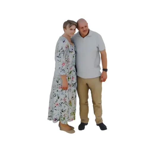 3D модель романтической пары, лысый мужчина обнимает женщину в платье с цветочным принтом, нежные объятия.