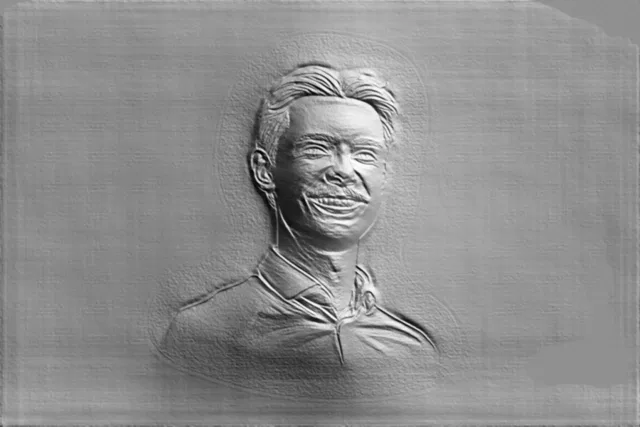 3D модель барельефа мужчины с улыбкой, выполненная в сером цвете, с детальной проработкой черт лица и одежды.