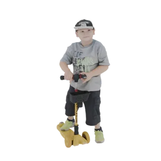 3D модель мальчика в серой футболке и шортах, катающегося на желтом самокате с черной корзиной.