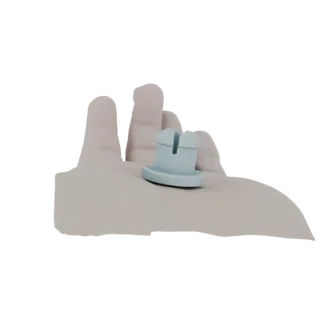 3D рендер светло-синей кепки со слотом, покоящейся на стилизованной руке, на белом фоне.