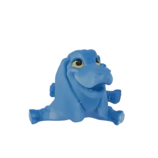 Милая 3D модель игрушечного синего дракончика, сидящего с расставленными лапами и дружелюбным выражением, на белом фоне.