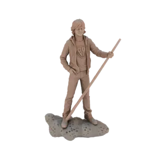 3D модель молодого человека с растрепанными волосами, в худи и джинсах, с посохом на скалистом основании.