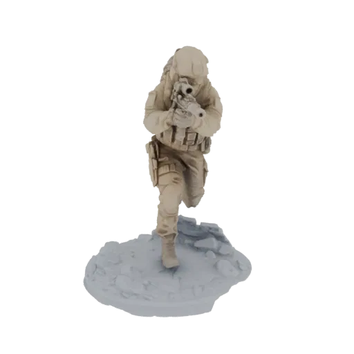 3D модель современного солдата, бегущего вперед с винтовкой, в тактическом снаряжении, на скалистом основании.