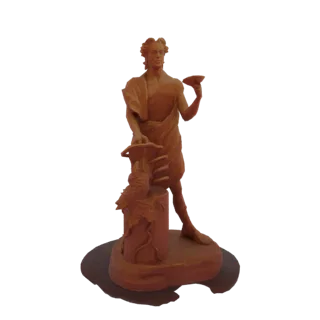 3D модель классической мужской фигуры со спокойным выражением лица, держащей чашу и стоящей рядом с пьедесталом с виноградом.