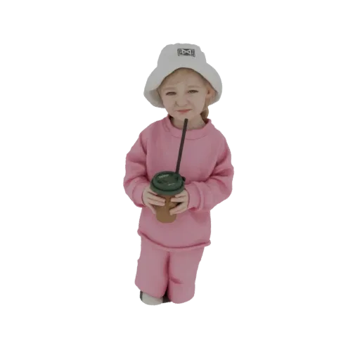 3D модель девочки в розовом спортивном костюме и белой панаме, держащей зеленый и коричневый стаканчик с трубочкой, улыбающей