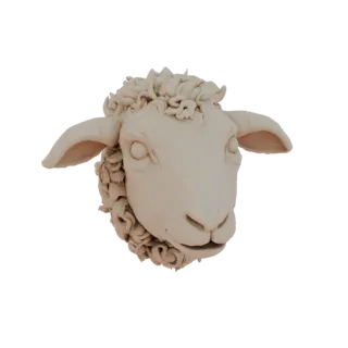 3D модель головы барана, выполненная в виде миниатюрной глиняной скульптуры, с детально проработанной шерстью и мордочкой.