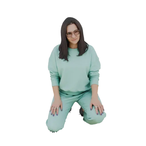 3D модель женщины на коленях в мятном спортивном костюме и очках, с темными волосами и серебряными кольцами.