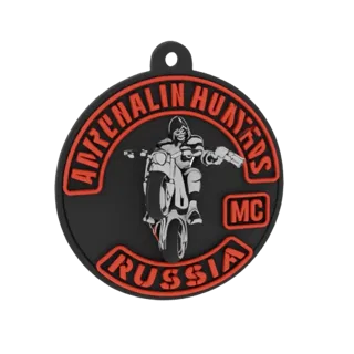 3D-модель эмблемы Adrenalin Hunters MC с байкером на мотоцикле, выполняющим вилли, с текстом.