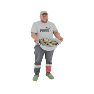 3D модель улыбающегося рыбака в футболке Puma и кепке, держащего белую миску с рыбой.