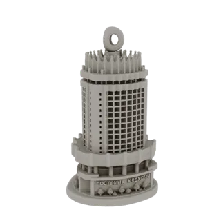 3D модель миниатюры серого здания гостиницы с кольцом-вешалкой наверху, детализированным фасадом и основанием с деревьями.