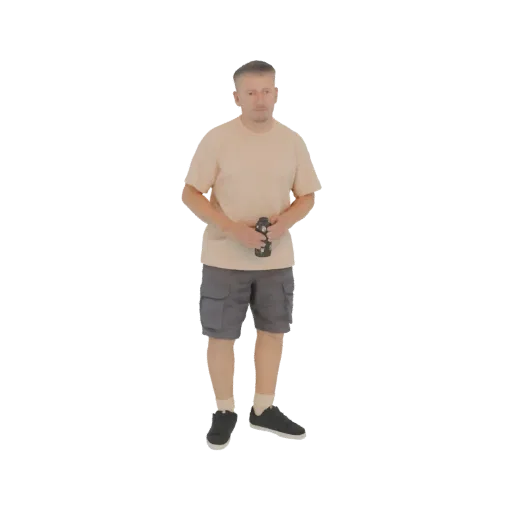 3D модель мужчины в светло-персиковой футболке и серых шортах, держащего черную бутылку воды.