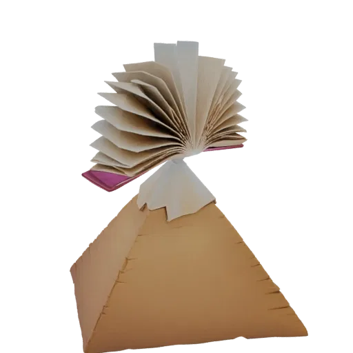3D модель раскрытой книги оригами с развернутыми страницами, стоящей на золотой пирамиде.