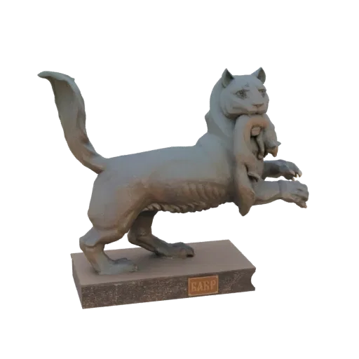 3D модель бронзовой статуи матери снежного барса, несущей детеныша в пасти, на каменном основании.