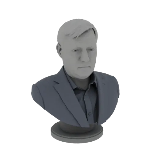 Рендер 3D-модели серого бюста мужчины в темном костюме и рубашке с воротником, стоящего на круглом основании.