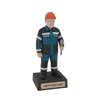 3D-модель рабочего в синей униформе и оранжевой каске, держащего гаечный ключ, стоящего на основании с русской надписью.