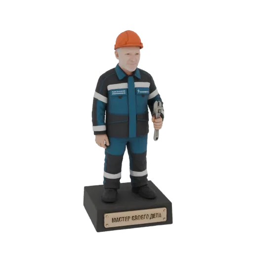 3D-модель рабочего в синей униформе и оранжевой каске, держащего гаечный ключ, стоящего на основании с русской надписью.