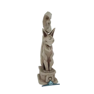 3D модель стилизованной каменной статуэтки лисы с полумесяцем на лбу и хвосте, сидящей на многоуровневом основании.