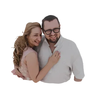3D модель обнимающейся пары, женщина обнимает мужчину за плечо, оба улыбаются.