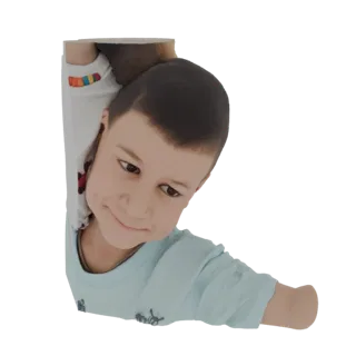 3D модель юного мальчика с пухлыми щеками и ямочками, нежно улыбающегося, одетого в светло-голубую футболку.