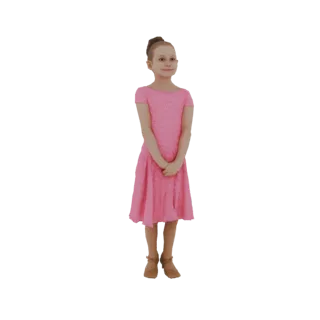 3D модель девочки с каштановыми волосами, собранными в пучок, в блестящем розовом платье и коричневых туфлях, стоящей со слож