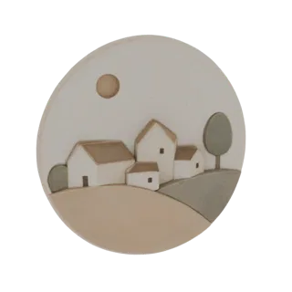 3D модель круглой таблички с очаровательной деревенской сценой, домами, деревом и солнцем.