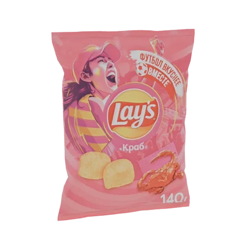 3D модель пачки чипсов Lay's со вкусом краба, с розовой упаковкой и футбольной графикой.