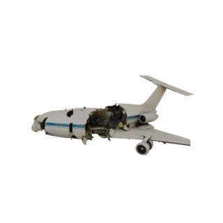 3D модель белого фюзеляжа авиалайнера с большим разрывом, показывающим внутренние повреждения и обломки.