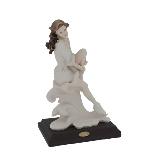 3D модель элегантной женщины в белом платье, изящно сидящей на струящихся белых драпировках, на темном основании.