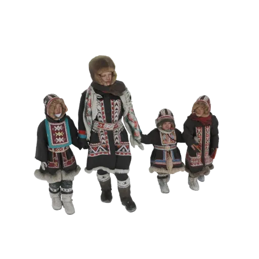 3D-модель коренной семьи (взрослый и трое детей) в традиционной зимней одежде, держатся за руки.