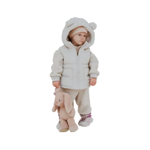 3D модель ребенка в кремовой толстовке с ушками медведя, держащего плюшевого зайца, смотрящего в сторону.