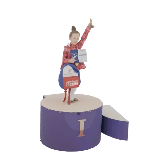3D модель девушки в красной куртке с кубком и грамотой на фиолетовом пьедестале с буквой 'I'.