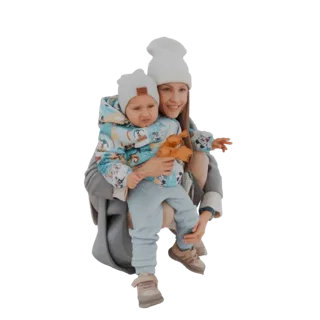 3D модель улыбающейся матери, держащей ребенка, оба в белых зимних шапках, в нежных объятиях.