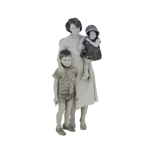 3D-модель матери, обнимающей дочь, с стоящим рядом сыном, в реалистичном, классическом стиле.