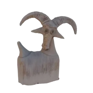 3D модель забавной скульптуры козы с большими глазами, изогнутыми рогами и текстурированным, лохматым телом, выполненная с им