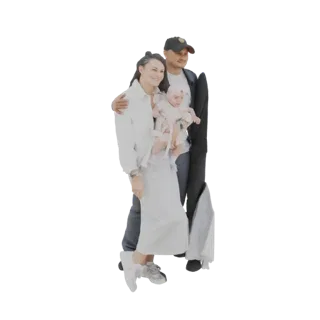 3D-модель семьи с родителями, держащими ребенка, на белом фоне.