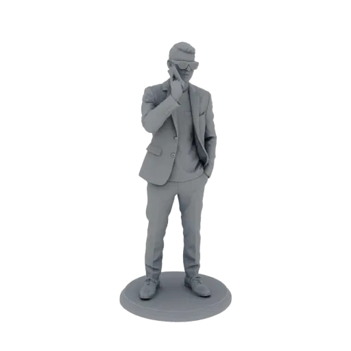 3D модель мужчины в сером костюме, в солнцезащитных очках, держащего телефон у уха, стоящего на круглой подставке.