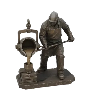 3D модель рабочего литейного цеха в шлеме и фартуке, разливающего расплавленный металл из тигля в форму, с бронзовой отделкой