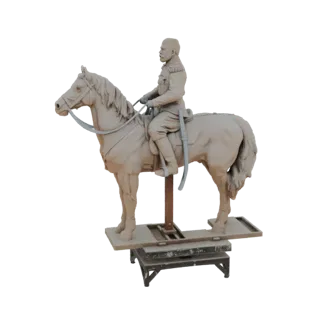 3D модель исторического генерала-кавалериста в детализированном военном мундире, верхом на лошади, на подставке.