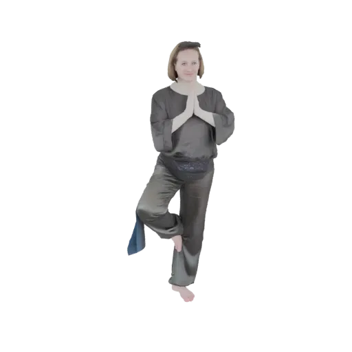 3D модель женщины, стоящей на одной ноге в позе дерева, с руками, сложенными у груди.