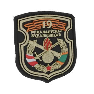 3D-модель 19-го Будапештского военного значка Микаэлы с цифрой 19, скрещенными инструментами и эмблемой пламени.