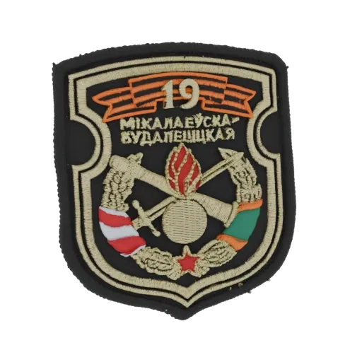 3D-модель 19-го Будапештского военного значка Микаэлы с цифрой 19, скрещенными инструментами и эмблемой пламени.