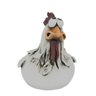 3D-модель забавной мультяшной курицы с выпученными глазами, оранжевым клювом и красным гребнем на белом фоне.