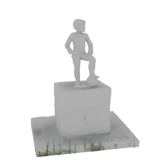 Рендер 3D модели статуи мальчика в футбольной позе, стоящего на пьедестале с травой у основания.