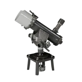 Реалистичная 3D модель монтировки для обсерватории в классе, трехчетвертной студийный рендер, показывающий металлические труб