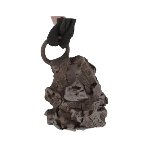 Рендер 3D модели состаренной каменной горгульи-колокольчика с металлическим кольцом для подвешивания.