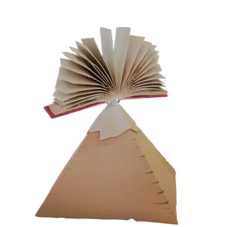 3D модель открытой книги с раскрытыми страницами, балансирующей на вершине коричневой пирамиды.