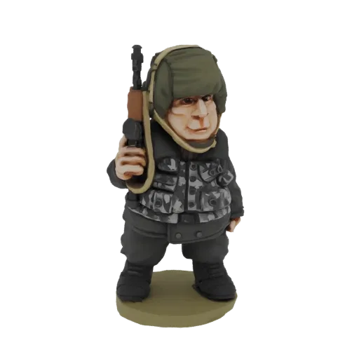 3D модель пухлой фигуры солдата с винтовкой, в шлеме и камуфляжном жилете, стоящей на небольшом основании.