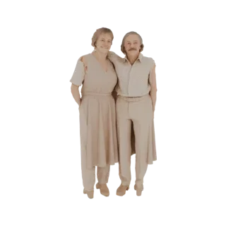 3D-модель улыбающейся пары, мужчины и женщины, в теплых объятиях, оба одеты в повседневную одежду в стиле 1970-х годов.