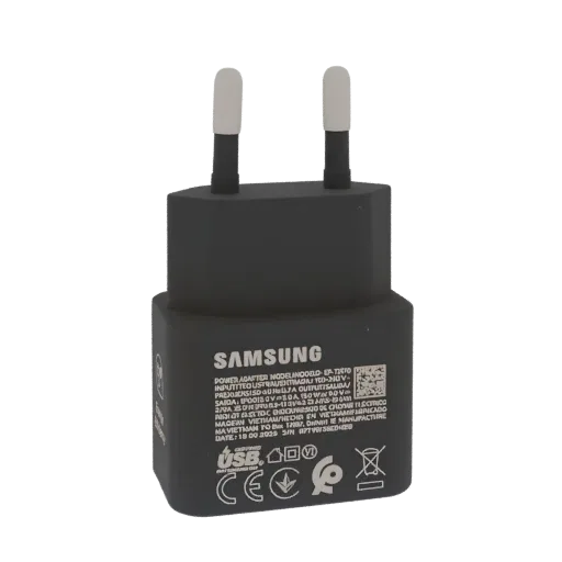 3D-модель черного адаптера питания Samsung EP-T20 с европейской вилкой, с тисненым логотипом и деталями текста.