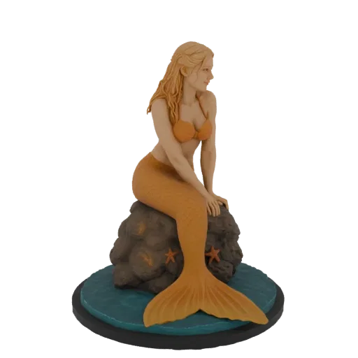3D модель блондинки-русалки с золотым хвостом, сидящей на текстурированном камне с морскими звездами, на синей водной основе.